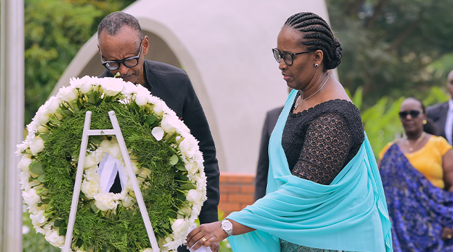 Perezida Kagame na Madamu Jeannette Kagame bunamiye Intwari z’u Rwanda ...