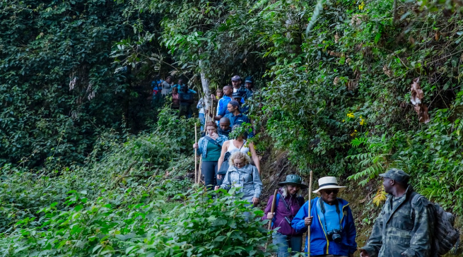 Abanyamakuru baturutse hirya no hino ku Isi basuye ahantu nyaburanga mu
