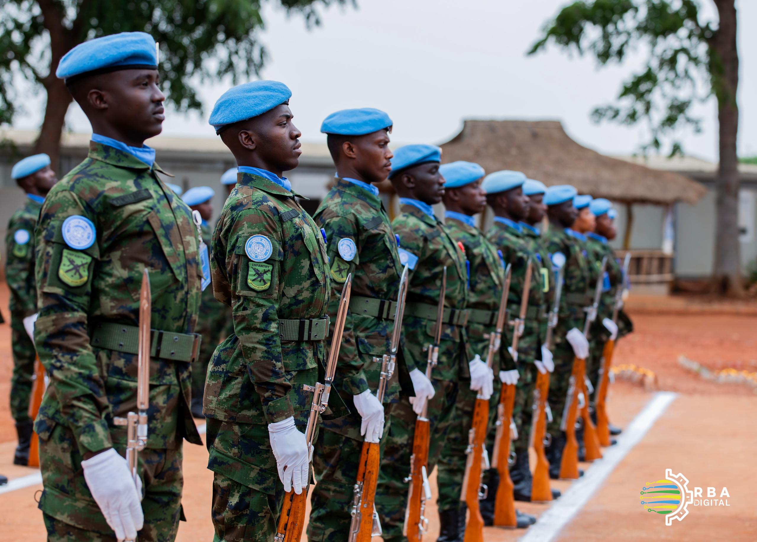 Maj Gen Vincent Nyakarundi yasuye Ingabo z’u Rwanda muri Centrafrique ...